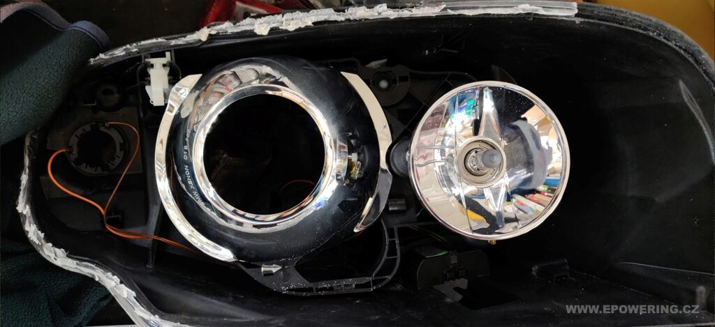BMW E90 Angel eyes - Odstranění zbytků plexi